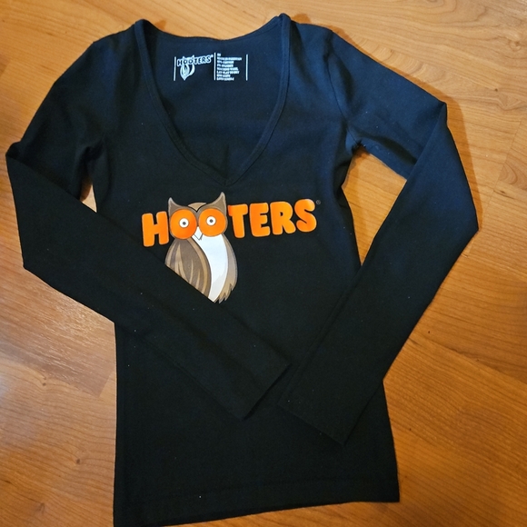 Hooters Black Long Sleeve Shirt - Picture 1 of 6